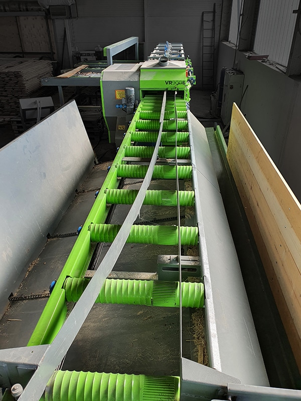 Automatic edger's outfeed with waste separation